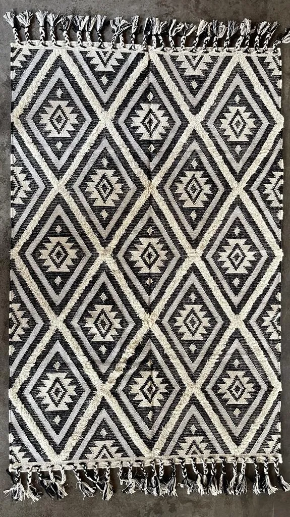 Hand Knotted Wool & Cotton RUG 39 (5x8 ft)